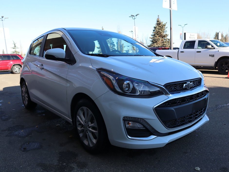 2022 Chevrolet Spark 2LT IN WHITE EQUIPPED WITH A FUEL EFFICIENT 1.4L I4 , FWD , CVT AUTO , LEATHERETTE HEATED SEATS , SW CONTROLS , AC , CRUISE , PW-10