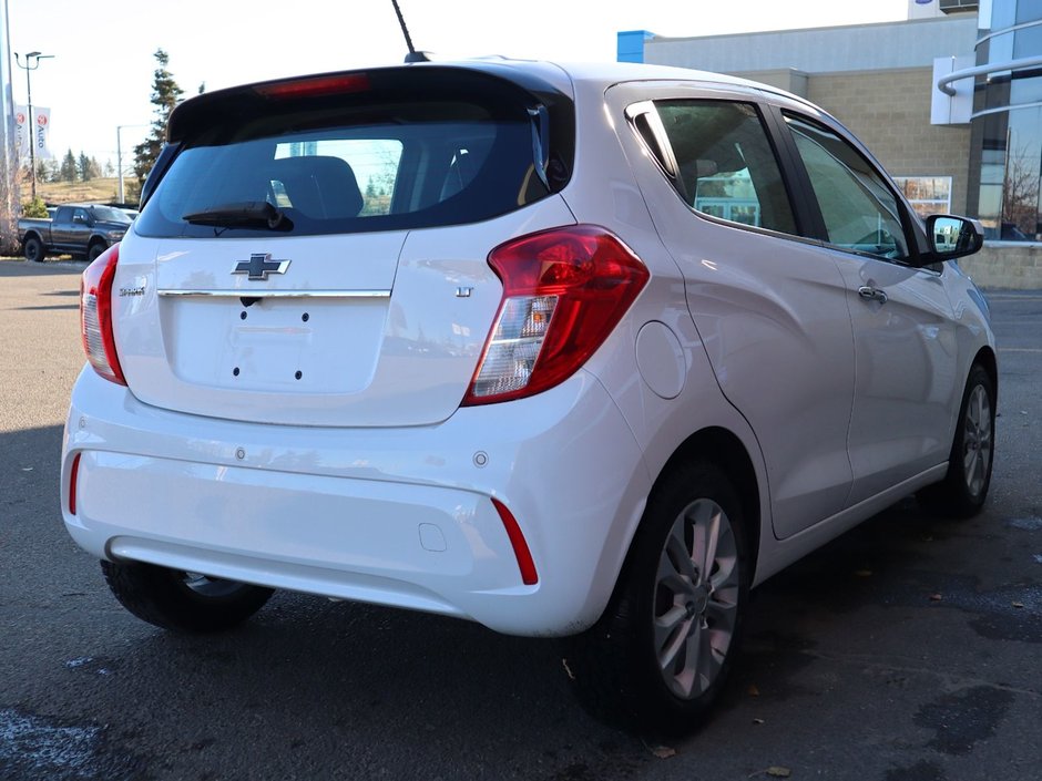 2022 Chevrolet Spark 2LT IN WHITE EQUIPPED WITH A FUEL EFFICIENT 1.4L I4 , FWD , CVT AUTO , LEATHERETTE HEATED SEATS , SW CONTROLS , AC , CRUISE , PW-9