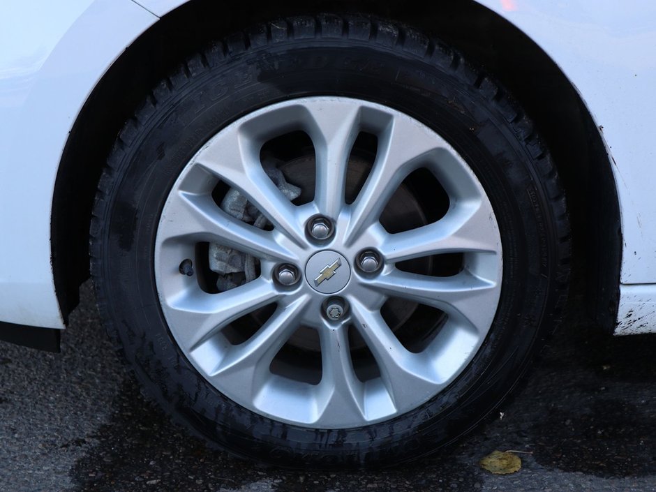 2022 Chevrolet Spark 2LT IN WHITE EQUIPPED WITH A FUEL EFFICIENT 1.4L I4 , FWD , CVT AUTO , LEATHERETTE HEATED SEATS , SW CONTROLS , AC , CRUISE , PW-4