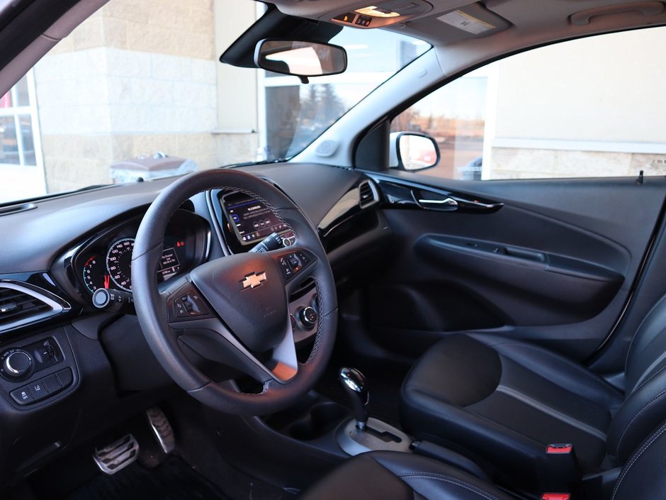 2022 Chevrolet Spark 2LT IN WHITE EQUIPPED WITH A FUEL EFFICIENT 1.4L I4 , FWD , CVT AUTO , LEATHERETTE HEATED SEATS , SW CONTROLS , AC , CRUISE , PW-14