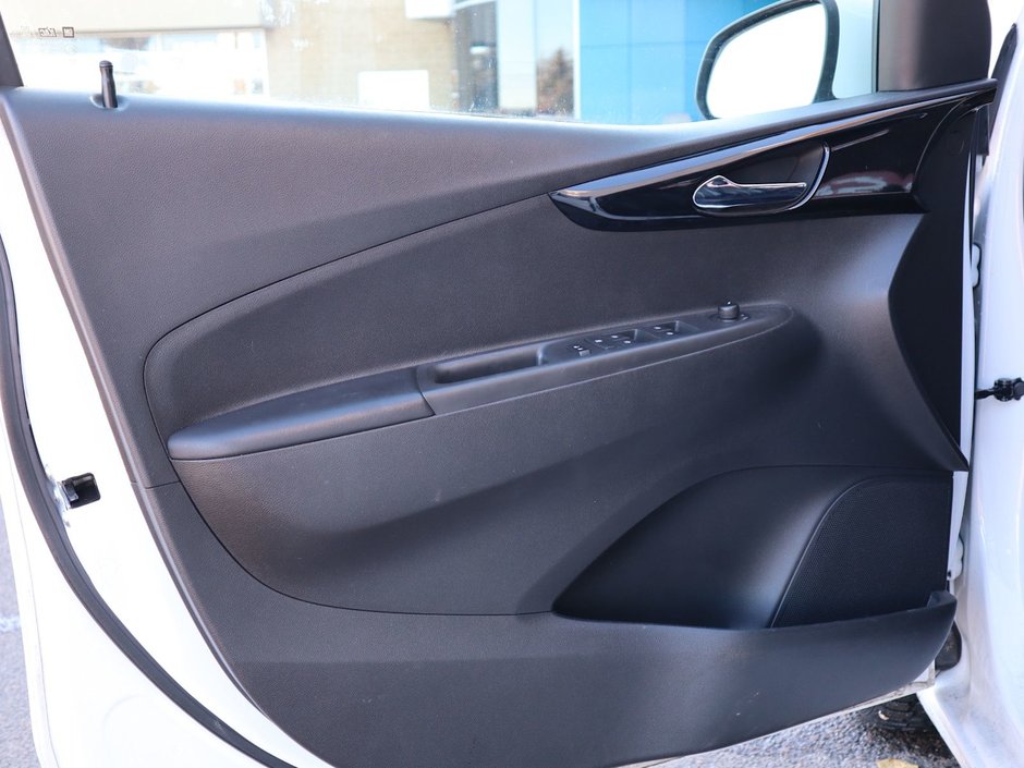 2022 Chevrolet Spark 2LT IN WHITE EQUIPPED WITH A FUEL EFFICIENT 1.4L I4 , FWD , CVT AUTO , LEATHERETTE HEATED SEATS , SW CONTROLS , AC , CRUISE , PW-15