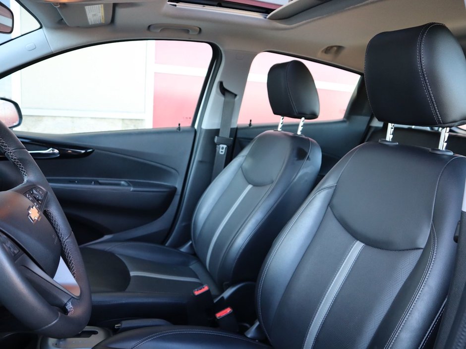 2022 Chevrolet Spark 2LT IN WHITE EQUIPPED WITH A FUEL EFFICIENT 1.4L I4 , FWD , CVT AUTO , LEATHERETTE HEATED SEATS , SW CONTROLS , AC , CRUISE , PW-16