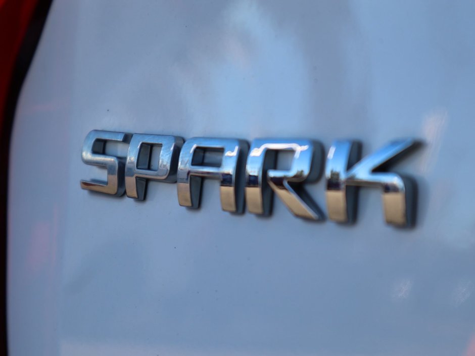 2022 Chevrolet Spark 2LT IN WHITE EQUIPPED WITH A FUEL EFFICIENT 1.4L I4 , FWD , CVT AUTO , LEATHERETTE HEATED SEATS , SW CONTROLS , AC , CRUISE , PW-12