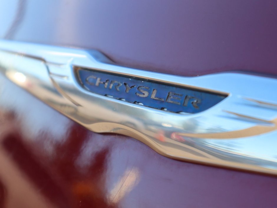 2017 Chrysler 300 TOURING IN VELVET RED PEARL EQUIPPED WITH A 3.6L V6 , RWD , 8SPD TF AUTO , VALUE PCKG , DUAL ZONE AC , PWR DRIVER SEAT , PANORAM-11