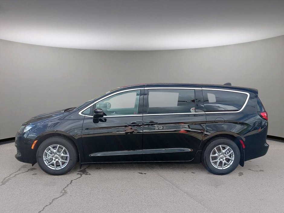 2024 Chrysler Grand Caravan SXT IN DIAMOND BLACK EQUIPPED WITH A 3.6L V6 , FWD , 9SPD AUTO , SAFETYTEC GROUP , NAV , 101.INCH TOUCHSCREEN , BSM/RCPD , PARK-2