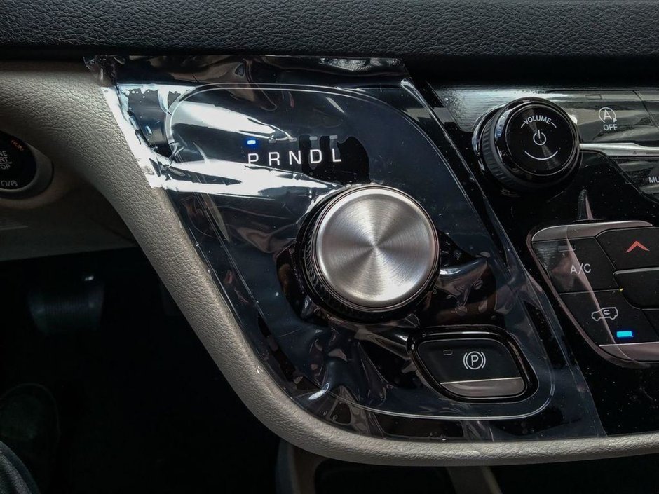 2024 Chrysler Grand Caravan SXT IN DIAMOND BLACK EQUIPPED WITH A 3.6L V6 , FWD , 9SPD AUTO , SAFETYTEC GROUP , NAV , 101.INCH TOUCHSCREEN , BSM/RCPD , PARK-17