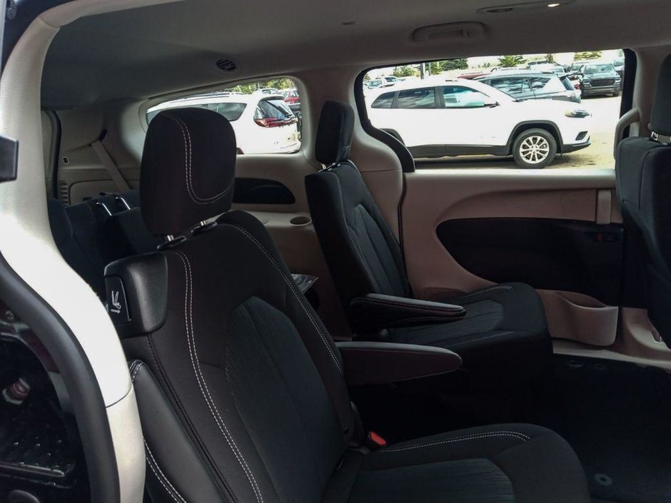 2024 Chrysler Grand Caravan SXT IN DIAMOND BLACK EQUIPPED WITH A 3.6L V6 , FWD , 9SPD AUTO , SAFETYTEC GROUP , NAV , 101.INCH TOUCHSCREEN , BSM/RCPD , PARK-22