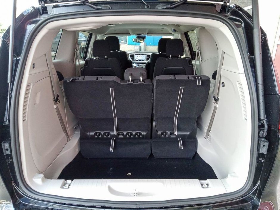 2024 Chrysler Grand Caravan SXT IN DIAMOND BLACK EQUIPPED WITH A 3.6L V6 , FWD , 9SPD AUTO , SAFETYTEC GROUP , NAV , 101.INCH TOUCHSCREEN , BSM/RCPD , PARK-11