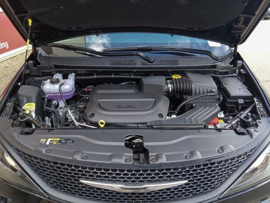 2024 Chrysler Grand Caravan SXT IN DIAMOND BLACK EQUIPPED WITH A 3.6L V6 , FWD , 9SPD AUTO , SAFETYTEC GROUP , NAV , 101.INCH TOUCHSCREEN , BSM/RCPD , PARK-9