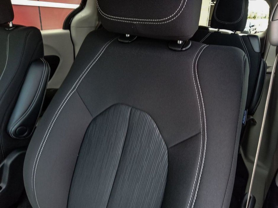 2024 Chrysler Grand Caravan SXT IN DIAMOND BLACK EQUIPPED WITH A 3.6L V6 , FWD , 9SPD AUTO , SAFETYTEC GROUP , NAV , 101.INCH TOUCHSCREEN , BSM/RCPD , PARK-19