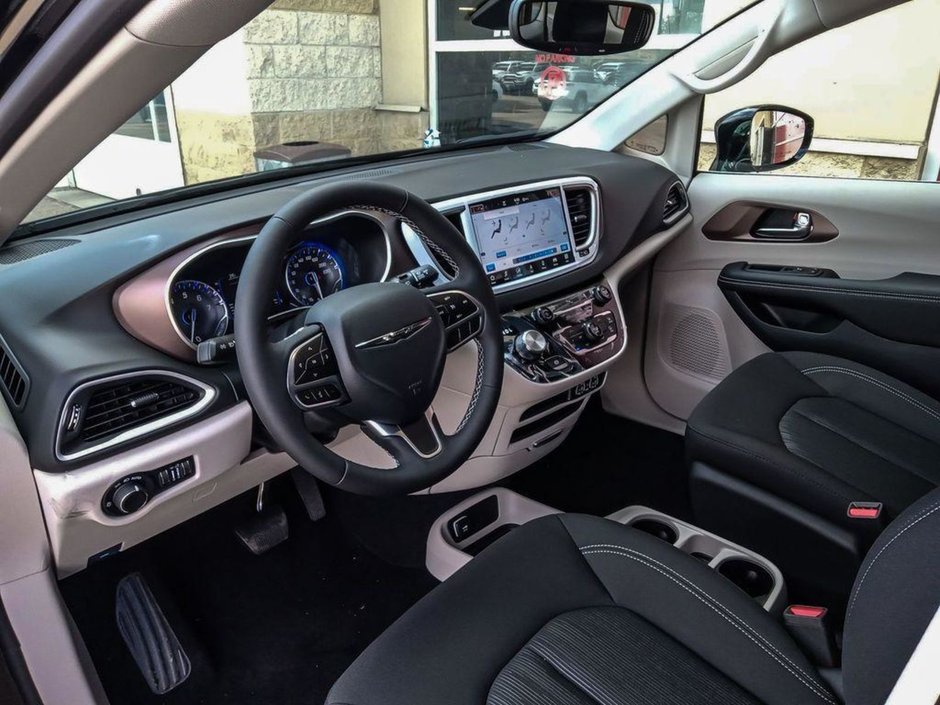 2024 Chrysler Grand Caravan SXT IN DIAMOND BLACK EQUIPPED WITH A 3.6L V6 , FWD , 9SPD AUTO , SAFETYTEC GROUP , NAV , 101.INCH TOUCHSCREEN , BSM/RCPD , PARK-12