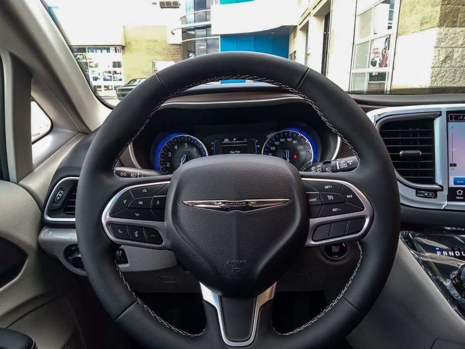 2024 Chrysler Grand Caravan SXT IN DIAMOND BLACK EQUIPPED WITH A 3.6L V6 , FWD , 9SPD AUTO , SAFETYTEC GROUP , NAV , 101.INCH TOUCHSCREEN , BSM/RCPD , PARK-13