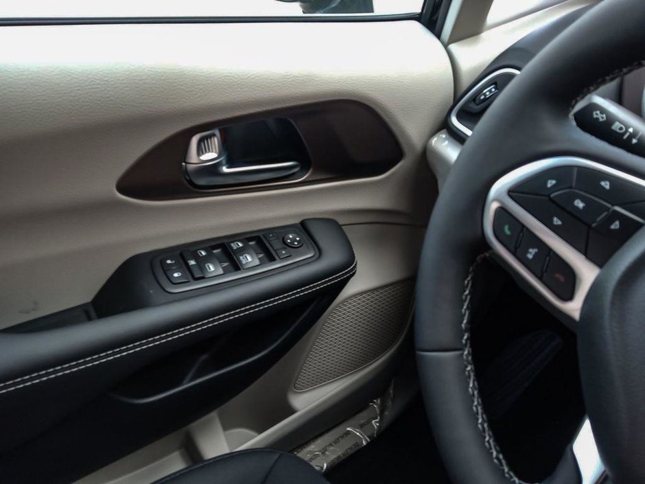 2024 Chrysler Grand Caravan SXT IN DIAMOND BLACK EQUIPPED WITH A 3.6L V6 , FWD , 9SPD AUTO , SAFETYTEC GROUP , NAV , 101.INCH TOUCHSCREEN , BSM/RCPD , PARK-16