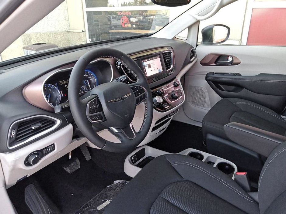 2024 Chrysler Grand Caravan SXT IN SILVER MIST EQUIPPED WITH A 3.6L V6 , 9SPD AUTO , FWD , 2ND ROW STOW N GO , HEATED SEATS + SW , PWR LIFTGATE , DUAL PWR S-12