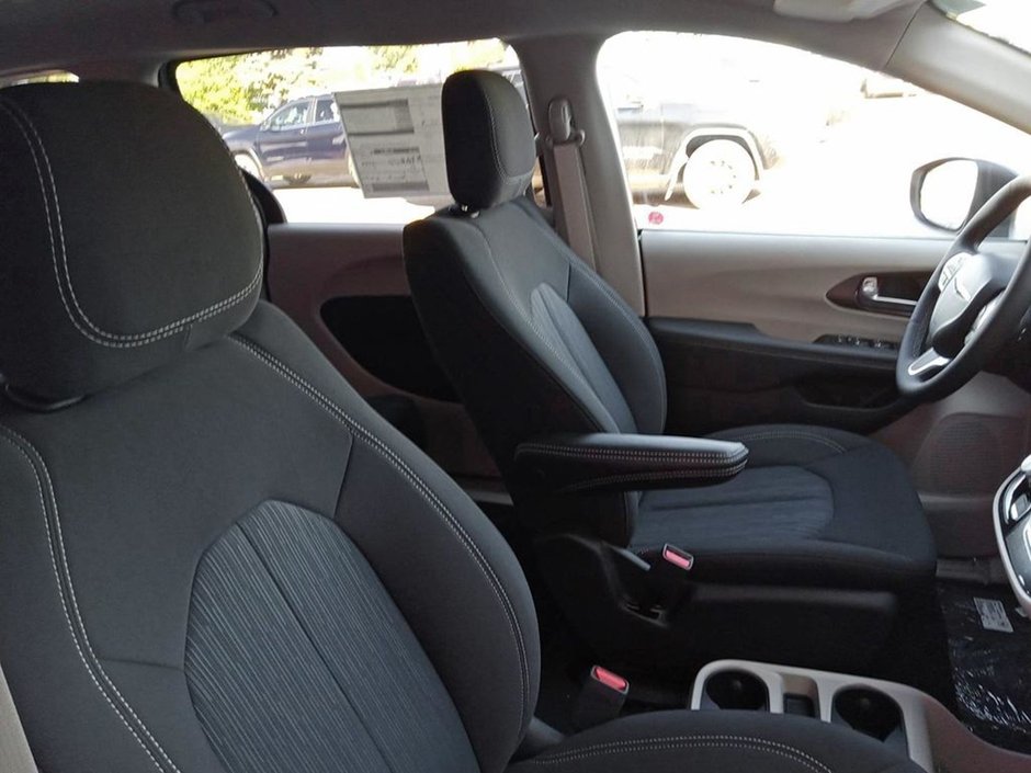 2024 Chrysler Grand Caravan SXT IN SILVER MIST EQUIPPED WITH A 3.6L V6 , 9SPD AUTO , FWD , 2ND ROW STOW N GO , HEATED SEATS + SW , PWR LIFTGATE , DUAL PWR S-21