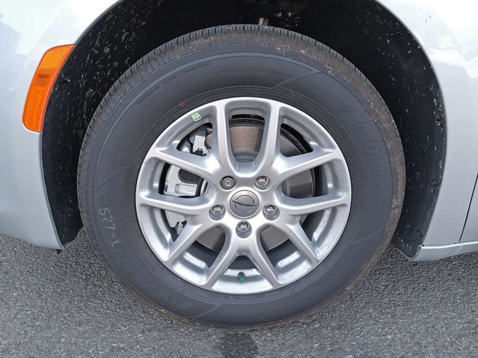 2024 Chrysler Grand Caravan SXT IN SILVER MIST EQUIPPED WITH A 3.6L V6 , 9SPD AUTO , FWD , 2ND ROW STOW N GO , HEATED SEATS + SW , PWR LIFTGATE , DUAL PWR S-5