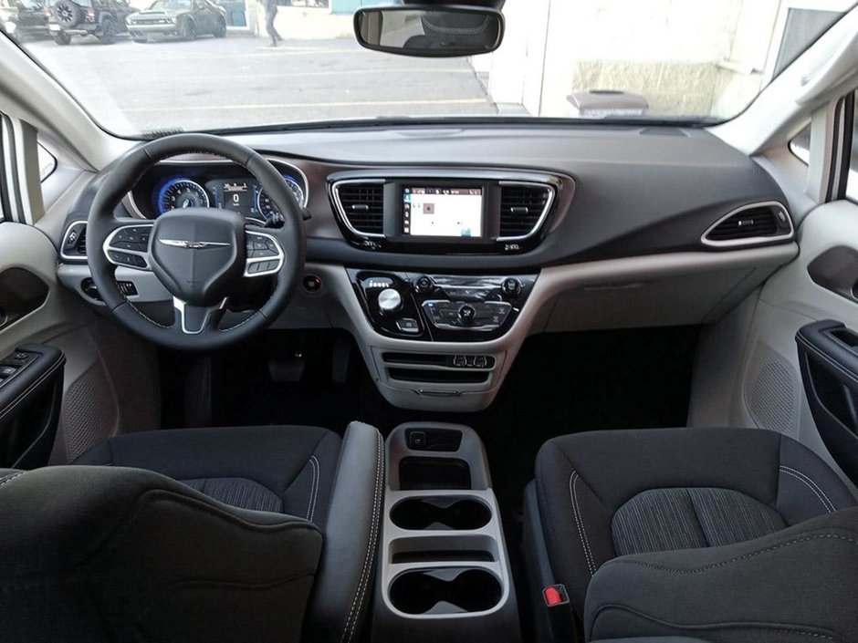 2024 Chrysler Grand Caravan SXT IN SILVER MIST EQUIPPED WITH A 3.6L V6 , 9SPD AUTO , FWD , 2ND ROW STOW N GO , HEATED SEATS + SW , PWR LIFTGATE , DUAL PWR S-23