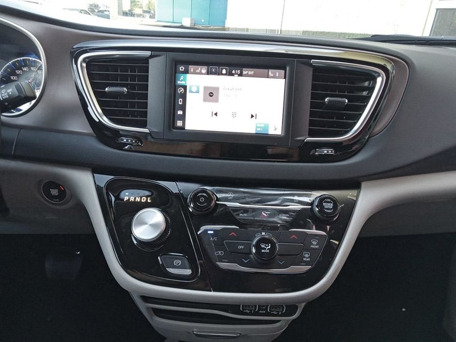 2024 Chrysler Grand Caravan SXT IN SILVER MIST EQUIPPED WITH A 3.6L V6 , 9SPD AUTO , FWD , 2ND ROW STOW N GO , HEATED SEATS + SW , PWR LIFTGATE , DUAL PWR S-18