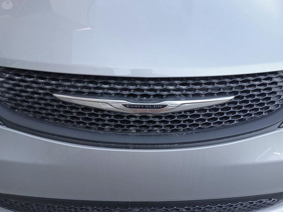 2024 Chrysler Grand Caravan SXT IN SILVER MIST EQUIPPED WITH A 3.6L V6 , 9SPD AUTO , FWD , 2ND ROW STOW N GO , HEATED SEATS + SW , PWR LIFTGATE , DUAL PWR S-8