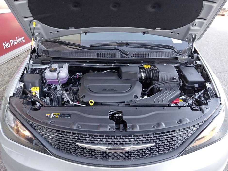 2024 Chrysler Grand Caravan SXT IN SILVER MIST EQUIPPED WITH A 3.6L V6 , 9SPD AUTO , FWD , 2ND ROW STOW N GO , HEATED SEATS + SW , PWR LIFTGATE , DUAL PWR S-9