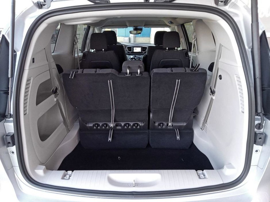 2024 Chrysler Grand Caravan SXT IN SILVER MIST EQUIPPED WITH A 3.6L V6 , 9SPD AUTO , FWD , 2ND ROW STOW N GO , HEATED SEATS + SW , PWR LIFTGATE , DUAL PWR S-11