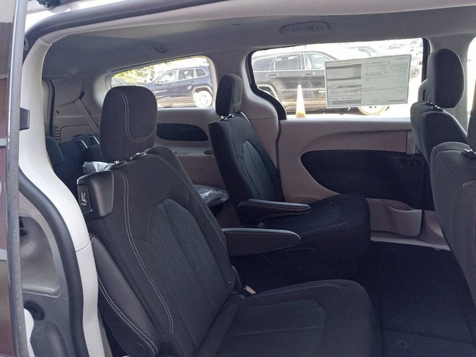 2024 Chrysler Grand Caravan SXT IN SILVER MIST EQUIPPED WITH A 3.6L V6 , 9SPD AUTO , FWD , 2ND ROW STOW N GO , HEATED SEATS + SW , PWR LIFTGATE , DUAL PWR S-22