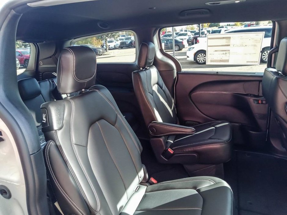 2025 Chrysler Grand Caravan SXT IN BRIGHT WHITE EQUIPPED WITH A 3.6L V6 , 9SPD AUTO , FWD , LEATHERETTE HEATED SEATS + SW , PWR LIFTGATE , ADV CRUISE W/LKA-22