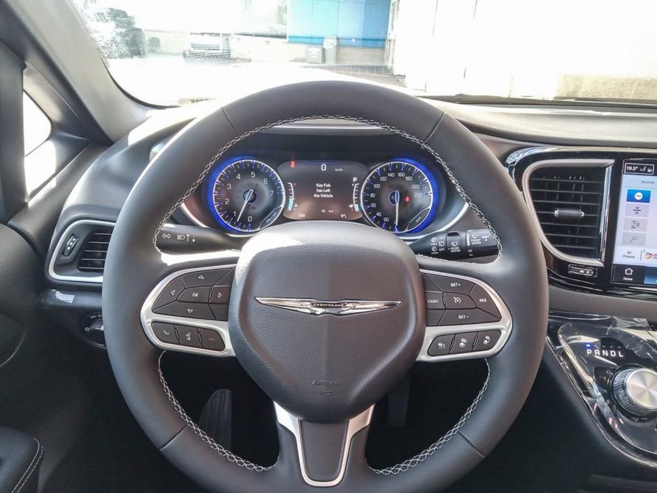 2025 Chrysler Grand Caravan SXT IN BRIGHT WHITE EQUIPPED WITH A 3.6L V6 , 9SPD AUTO , FWD , LEATHERETTE HEATED SEATS + SW , PWR LIFTGATE , ADV CRUISE W/LKA-13