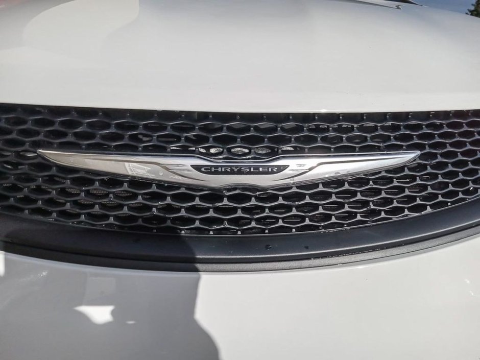 2025 Chrysler Grand Caravan SXT IN BRIGHT WHITE EQUIPPED WITH A 3.6L V6 , 9SPD AUTO , FWD , LEATHERETTE HEATED SEATS + SW , PWR LIFTGATE , ADV CRUISE W/LKA-8