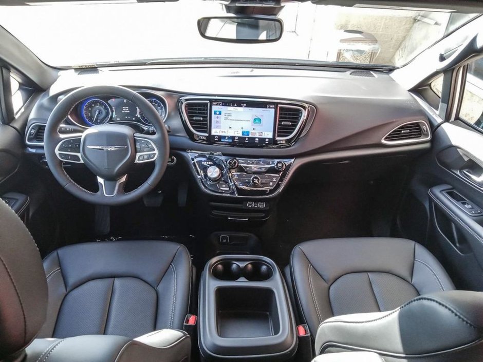 2025 Chrysler Grand Caravan SXT IN BRIGHT WHITE EQUIPPED WITH A 3.6L V6 , 9SPD AUTO , FWD , LEATHERETTE HEATED SEATS + SW , PWR LIFTGATE , ADV CRUISE W/LKA-23