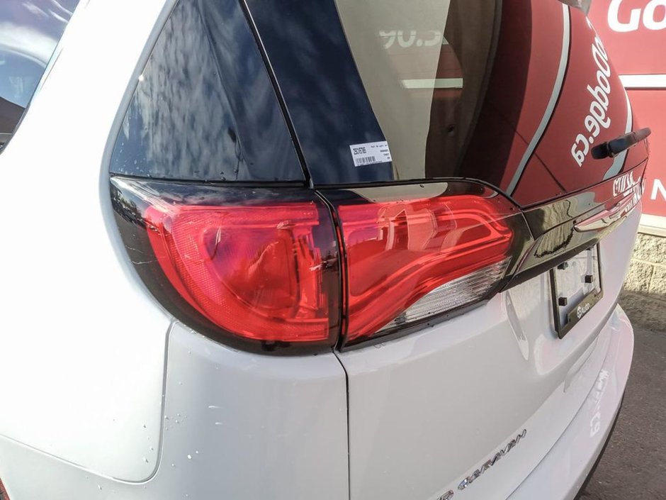 2025 Chrysler Grand Caravan SXT IN BRIGHT WHITE EQUIPPED WITH A 3.6L V6 , 9SPD AUTO , FWD , LEATHERETTE HEATED SEATS + SW , PWR LIFTGATE , ADV CRUISE W/LKA-10