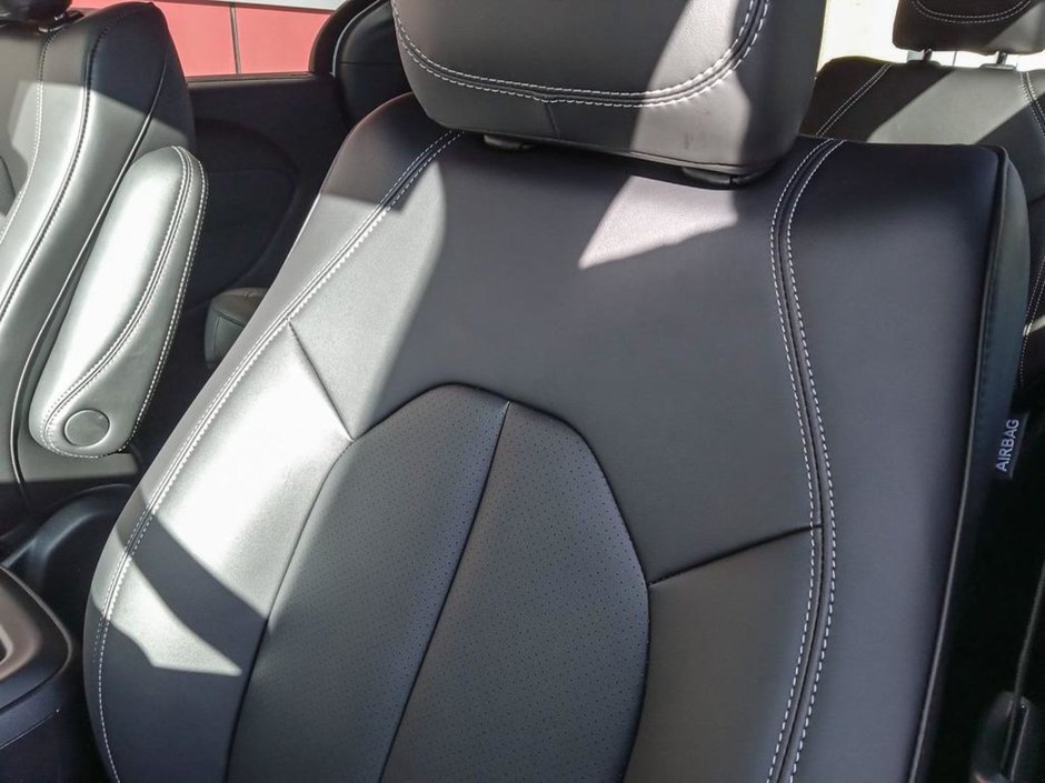 2025 Chrysler Grand Caravan SXT IN BRIGHT WHITE EQUIPPED WITH A 3.6L V6 , 9SPD AUTO , FWD , LEATHERETTE HEATED SEATS + SW , PWR LIFTGATE , ADV CRUISE W/LKA-19