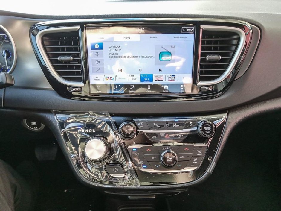 2025 Chrysler Grand Caravan SXT IN BRIGHT WHITE EQUIPPED WITH A 3.6L V6 , 9SPD AUTO , FWD , LEATHERETTE HEATED SEATS + SW , PWR LIFTGATE , ADV CRUISE W/LKA-18