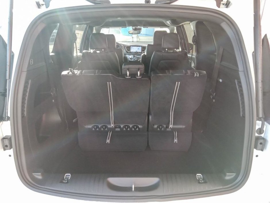 2025 Chrysler Grand Caravan SXT IN BRIGHT WHITE EQUIPPED WITH A 3.6L V6 , 9SPD AUTO , FWD , LEATHERETTE HEATED SEATS + SW , PWR LIFTGATE , ADV CRUISE W/LKA-11