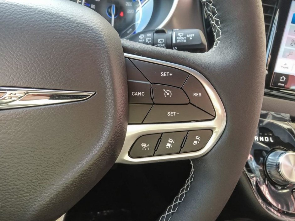 2025 Chrysler Grand Caravan SXT IN BRIGHT WHITE EQUIPPED WITH A 3.6L V6 , 9SPD AUTO , FWD , LEATHERETTE HEATED SEATS + SW , PWR LIFTGATE , ADV CRUISE W/LKA-15