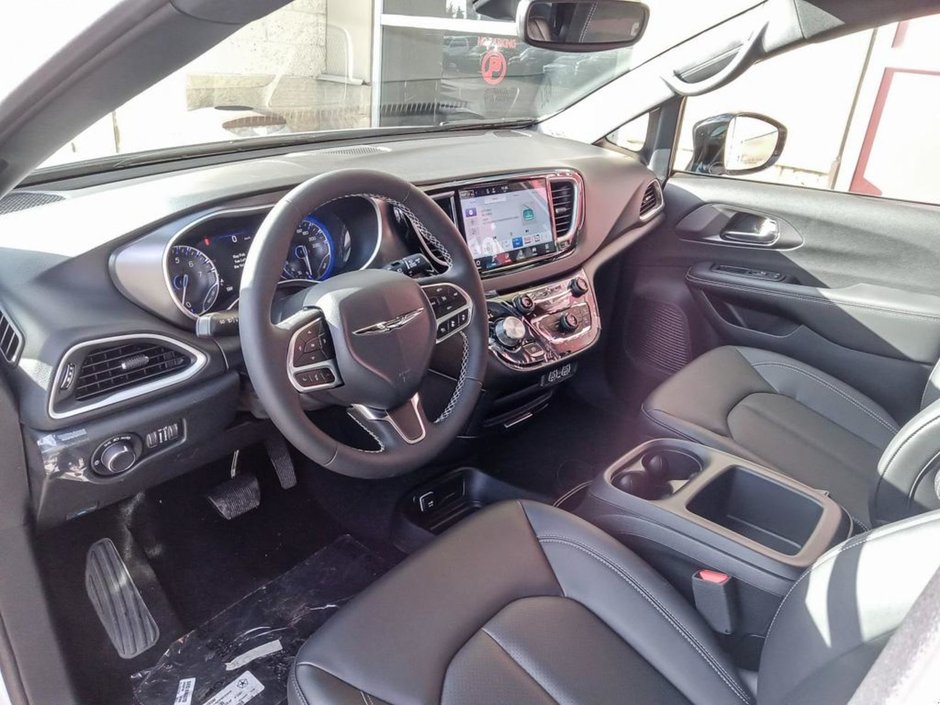 2025 Chrysler Grand Caravan SXT IN BRIGHT WHITE EQUIPPED WITH A 3.6L V6 , 9SPD AUTO , FWD , LEATHERETTE HEATED SEATS + SW , PWR LIFTGATE , ADV CRUISE W/LKA-12