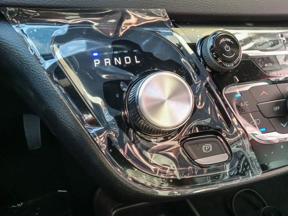 2025 Chrysler Grand Caravan SXT IN BRIGHT WHITE EQUIPPED WITH A 3.6L V6 , 9SPD AUTO , FWD , LEATHERETTE HEATED SEATS + SW , PWR LIFTGATE , ADV CRUISE W/LKA-17