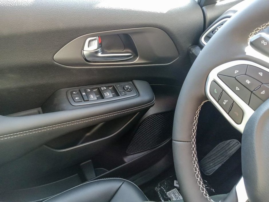 2025 Chrysler Grand Caravan SXT IN BRIGHT WHITE EQUIPPED WITH A 3.6L V6 , 9SPD AUTO , FWD , LEATHERETTE HEATED SEATS + SW , PWR LIFTGATE , ADV CRUISE W/LKA-16