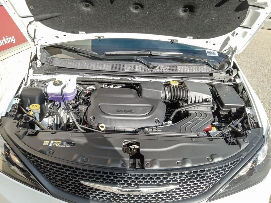 2025 Chrysler Grand Caravan SXT IN BRIGHT WHITE EQUIPPED WITH A 3.6L V6 , 9SPD AUTO , FWD , LEATHERETTE HEATED SEATS + SW , PWR LIFTGATE , ADV CRUISE W/LKA-9