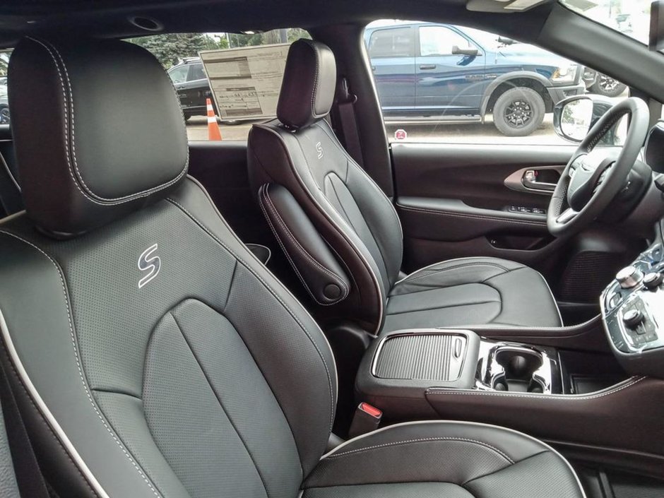 2024 Chrysler Pacifica Hybrid PREMIUM S IN SILVER MIST EQUIPPED WITH A 3.6L HYBRID V6 , FWD , EFLITE CVT AUTO , NAPPA LEATHER HEATED/VENTED SEATS , SAFETY SPH-21