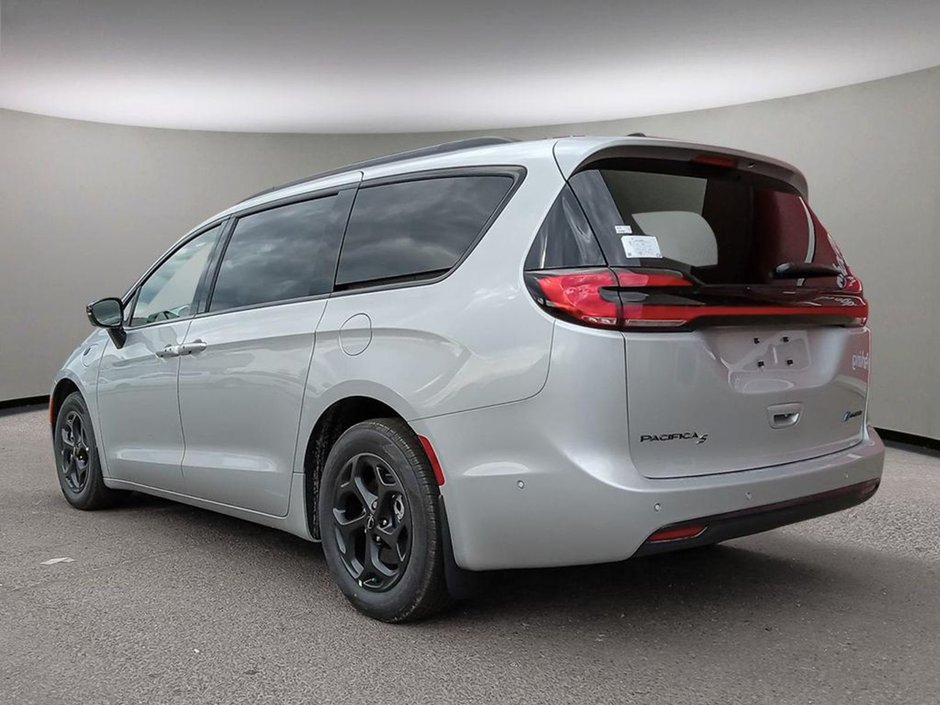 2024 Chrysler Pacifica Hybrid PREMIUM S IN SILVER MIST EQUIPPED WITH A 3.6L HYBRID V6 , FWD , EFLITE CVT AUTO , NAPPA LEATHER HEATED/VENTED SEATS , SAFETY SPH-3