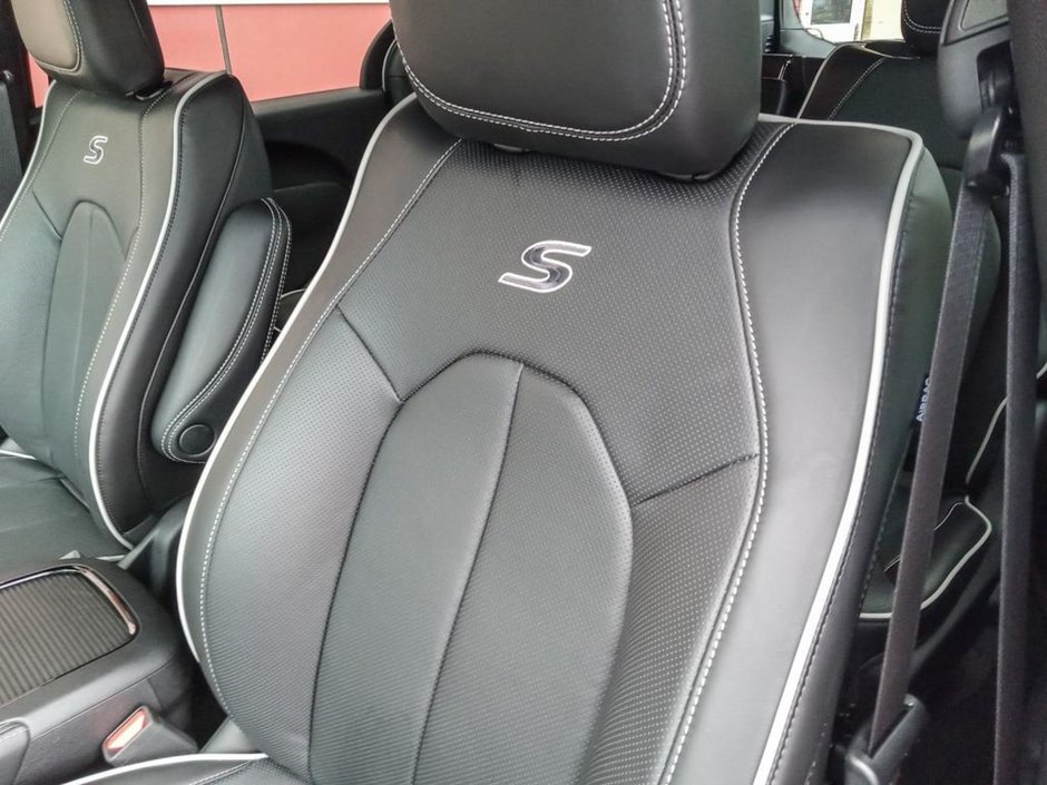 2024 Chrysler Pacifica Hybrid PREMIUM S IN SILVER MIST EQUIPPED WITH A 3.6L HYBRID V6 , FWD , EFLITE CVT AUTO , NAPPA LEATHER HEATED/VENTED SEATS , SAFETY SPH-19