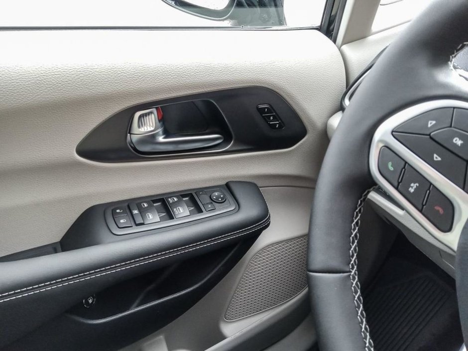 2024 Chrysler Pacifica Hybrid PLUG IN HYBRID SELECT IN DIAMOND BLACK EQUIPPED WITH A 3.6L HYBRID V6 , FWD , EFLITE AUTO , ROAD TRIPPER PCKG , ADV CRUISE W/LKA-16