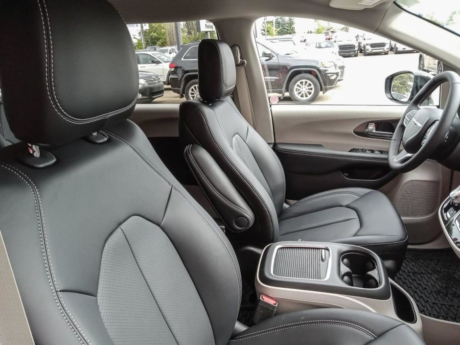 2024 Chrysler Pacifica Hybrid PLUG IN HYBRID SELECT IN DIAMOND BLACK EQUIPPED WITH A 3.6L HYBRID V6 , FWD , EFLITE AUTO , ROAD TRIPPER PCKG , ADV CRUISE W/LKA-21