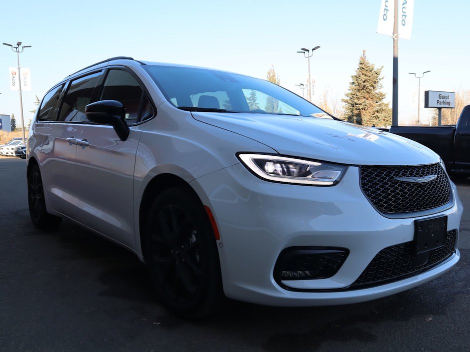 2023 Chrysler Pacifica LIMITED IN BRIGHT WHITE EQUIPPED WITH A 3.6L V6 , 9SPD AUTO , FWD , S APPEARANCE PCKG , THEATRE FAMILY GROUP , SAFETY SPHERE , 3-10