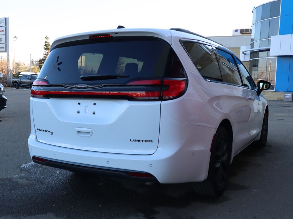 2023 Chrysler Pacifica LIMITED IN BRIGHT WHITE EQUIPPED WITH A 3.6L V6 , 9SPD AUTO , FWD , S APPEARANCE PCKG , THEATRE FAMILY GROUP , SAFETY SPHERE , 3-9