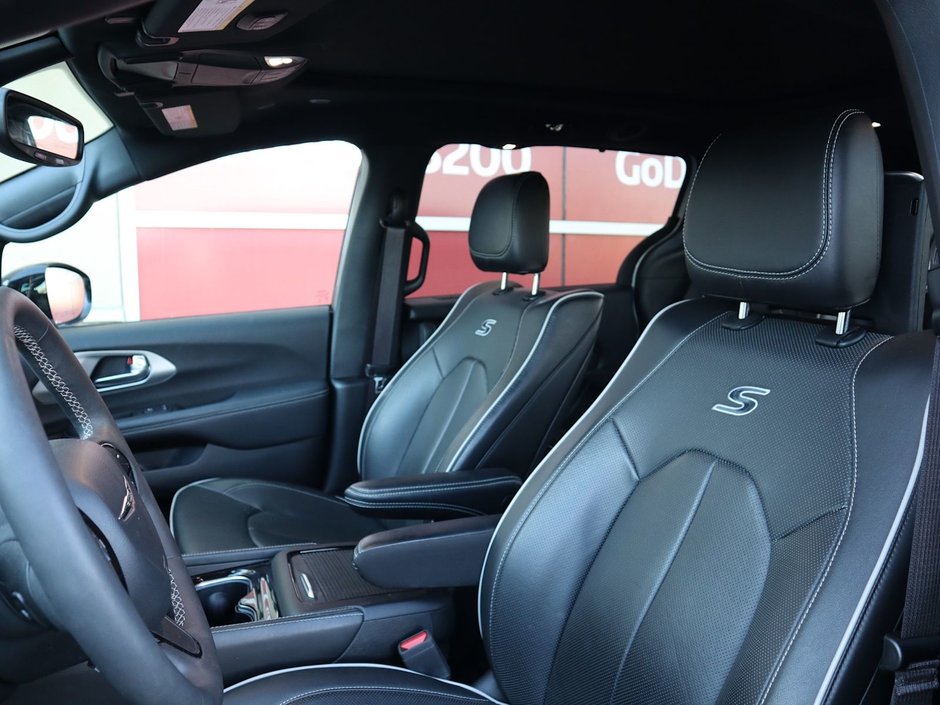 2023 Chrysler Pacifica LIMITED IN BRIGHT WHITE EQUIPPED WITH A 3.6L V6 , 9SPD AUTO , FWD , S APPEARANCE PCKG , THEATRE FAMILY GROUP , SAFETY SPHERE , 3-17