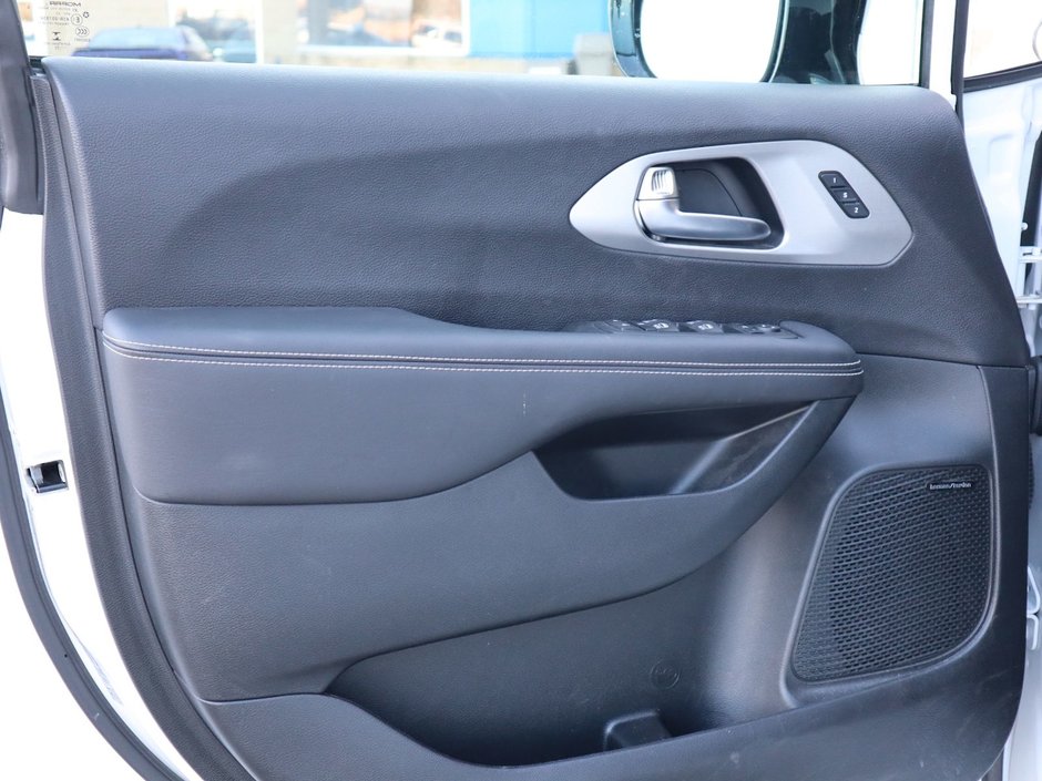 2023 Chrysler Pacifica LIMITED IN BRIGHT WHITE EQUIPPED WITH A 3.6L V6 , 9SPD AUTO , FWD , S APPEARANCE PCKG , THEATRE FAMILY GROUP , SAFETY SPHERE , 3-15