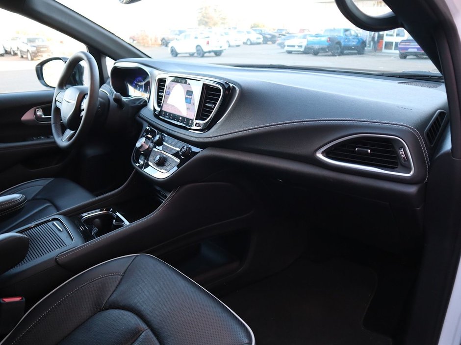 2023 Chrysler Pacifica LIMITED IN BRIGHT WHITE EQUIPPED WITH A 3.6L V6 , 9SPD AUTO , FWD , S APPEARANCE PCKG , THEATRE FAMILY GROUP , SAFETY SPHERE , 3-22