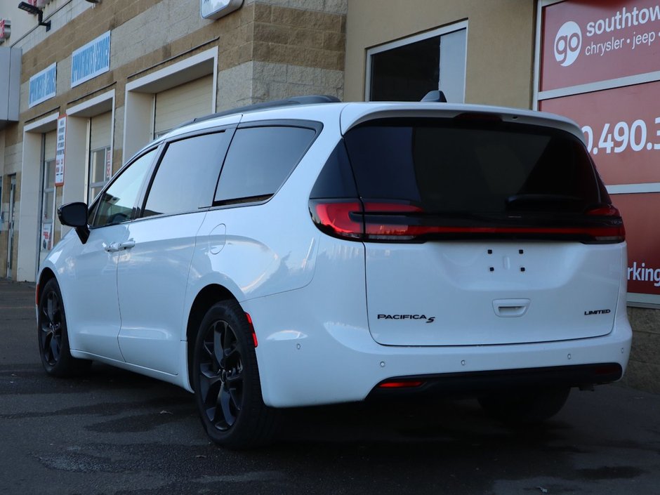 2023 Chrysler Pacifica LIMITED IN BRIGHT WHITE EQUIPPED WITH A 3.6L V6 , 9SPD AUTO , FWD , S APPEARANCE PCKG , THEATRE FAMILY GROUP , SAFETY SPHERE , 3-7